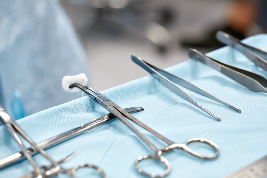 Operationsinstrumente am Tisch